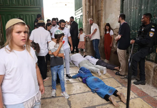 Tak Hanya Duduki Masjid Al-Aqsa, Pemukim Yahudi Ludahi Umat Kristen di Kota Tua
