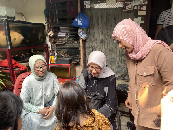 Senyum Anak-anak Gang 50 Pejaten Barat Dapat Permen dari Bacaleg Perindo Alva Ruslina