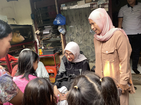 Senyum Anak-anak Gang 50 Pejaten Barat Dapat Permen dari Bacaleg Perindo Alva Ruslina