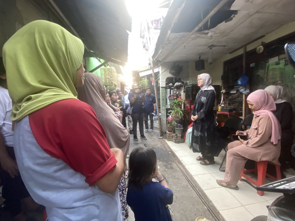 Jumat Barokah di Gang 50 Pejaten Barat, Bacaleg Perindo Alva Ruslina Dengarkan Curhatan Belasan Emak-emak