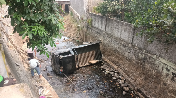 Mobil Pikap Bermuatan Barang Elektronik Terjun Bebas ke Kali Cikumpa Depok