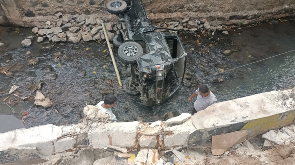 Mobil Pikap Bermuatan Barang Elektronik Terjun Bebas ke Kali Cikumpa Depok