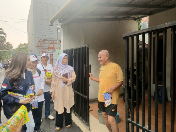 Bagikan KTA Berasuransi hingga Minyak Goreng di Depok, Bacaleg Rere Tati: Perindo Beri, Bukti Bukan Janji
