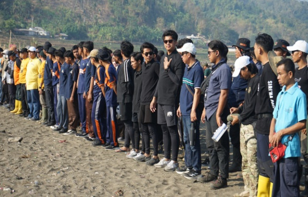 Pandawara Group Turun Langsung Bersihkan Sampah Pantai Cibutun usai Unggahannya Bikin Panas Telinga