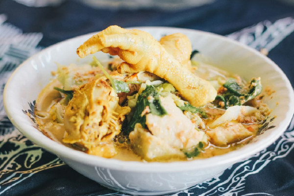 9 Rujak Khas Indonesia, Paling Unik Disiram Kuah Kepala Ikan Pindang