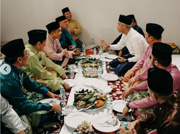 Dapat Tepak Sirih dari Lembaga Adat Melayu Riau, Ganjar Merasa Terhormat