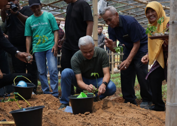 Momen Ganjar Pranowo Berkunjung ke Agro Edu Wisata Kembangan