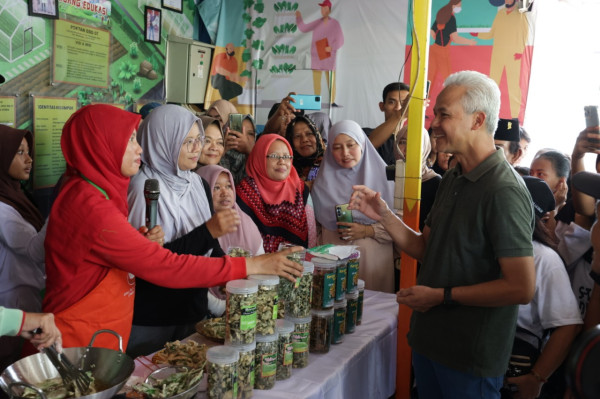 Momen Ganjar Pranowo Berkunjung ke Agro Edu Wisata Kembangan