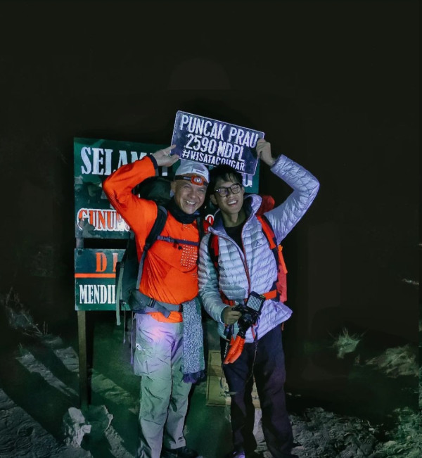 Ganjar Mendaki Gunung Prau Bareng Istri dan Alam, Ridwan Kamil: Keren, Family First