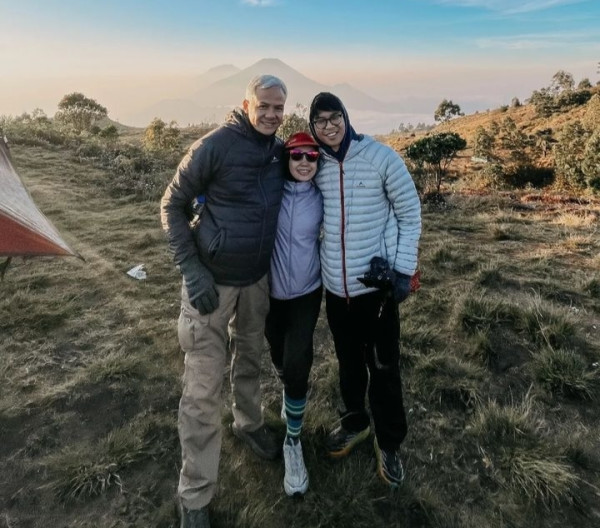 Momen Ganjar Pranowo Naik Gunung Prau Bareng Alam