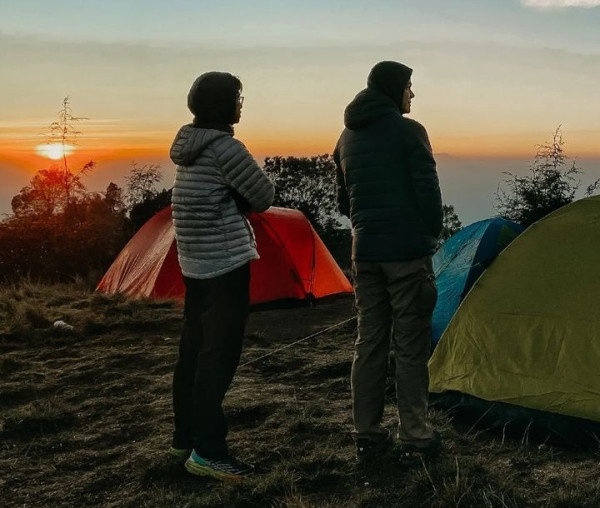 Momen Ganjar Pranowo Naik Gunung Prau Bareng Alam