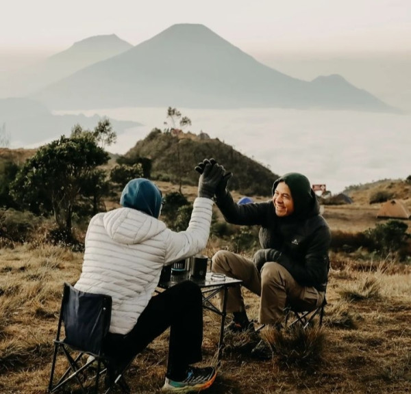 Momen Ganjar Pranowo Naik Gunung Prau Bareng Alam