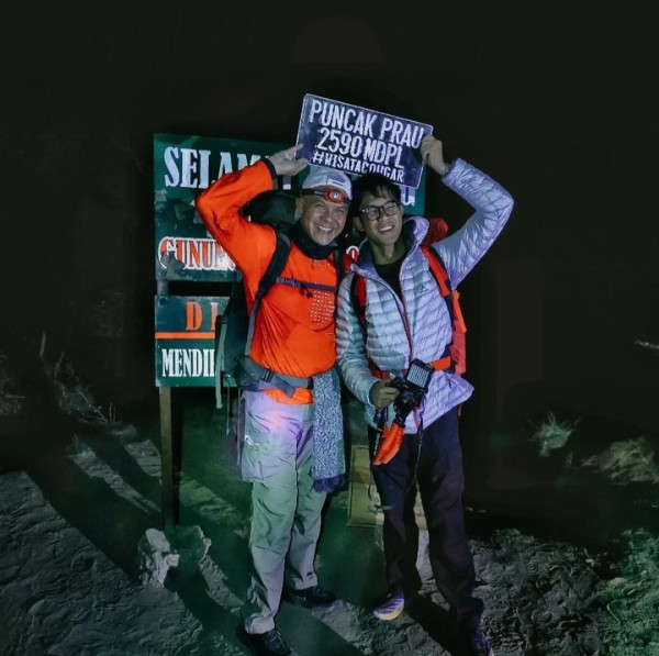 Momen Ganjar Pranowo Naik Gunung Prau Bareng Alam