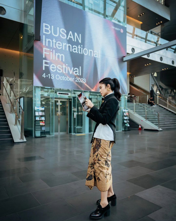 4 Potret Dian Sastro Kenakan Busana Tradisi Jawa Mataraman di Busan International Film Festival 2023