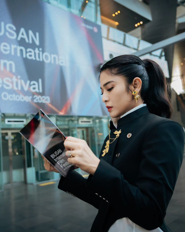 4 Potret Dian Sastro Kenakan Busana Tradisi Jawa Mataraman di Busan International Film Festival 2023