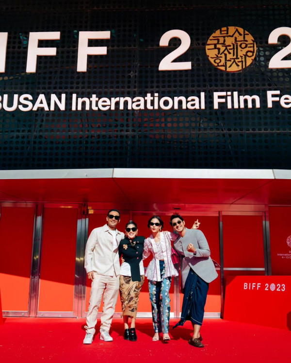 4 Potret Dian Sastro Kenakan Busana Tradisi Jawa Mataraman di Busan International Film Festival 2023