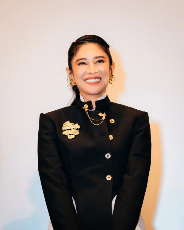 4 Potret Dian Sastro Kenakan Busana Tradisi Jawa Mataraman di Busan International Film Festival 2023