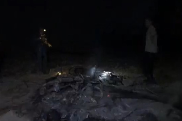 Tertangkap Curi Janur Kelapa, 3 Pemuda di Lumajang Dihajar Massa dan Motor Dibakar