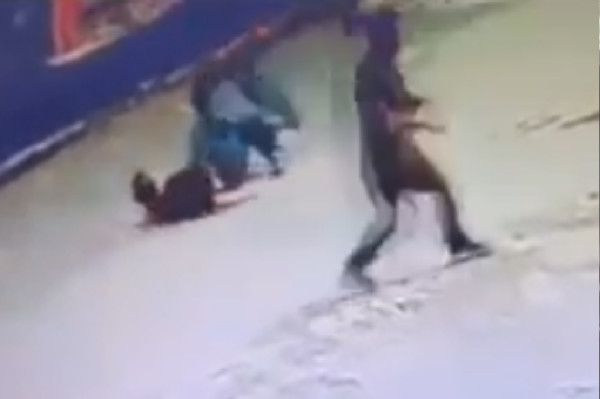 Ngeri! Pria di Tebing Tinggi Ditikam Teman Sendiri di Depan Istri dan Anak