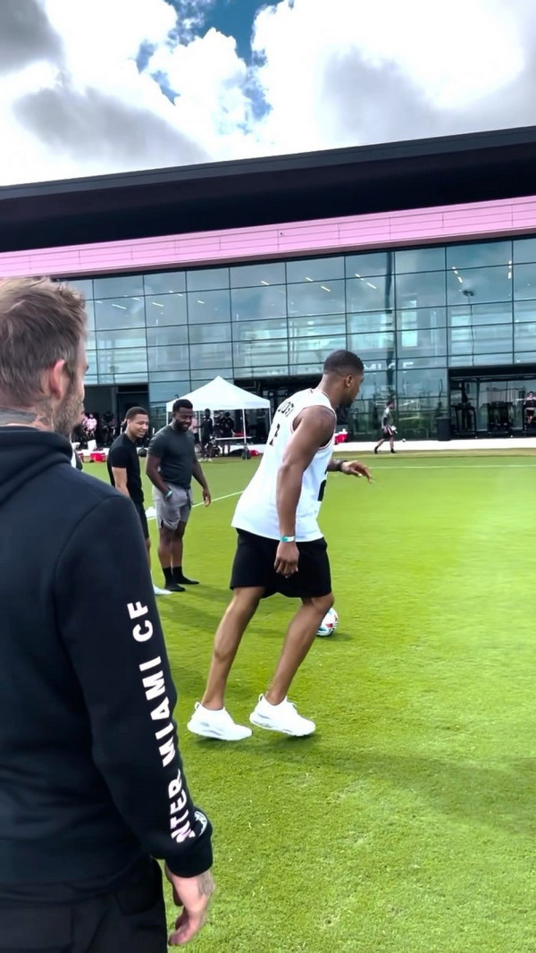 Anthony Joshua Unjuk Kebolehan Tendangan Melengkung di Hadapan David Beckham