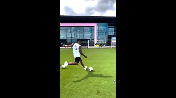 Anthony Joshua Unjuk Kebolehan Tendangan Melengkung di Hadapan David Beckham
