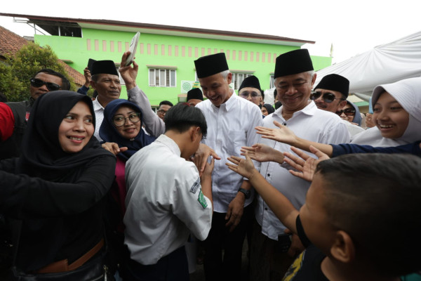 Terharu! Momen Ganjar Dipeluk Siswa MTs NU Tasikmalaya Minta Jadi Anak Angkat