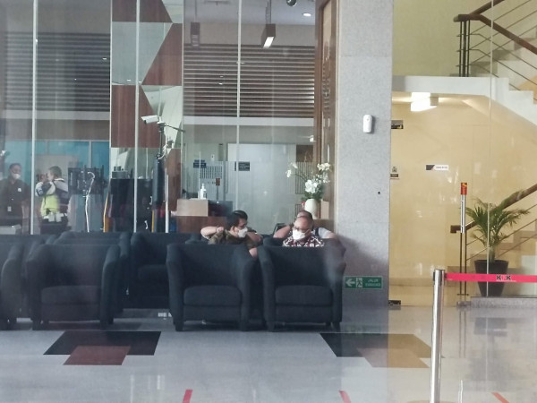 Penampakan Sekjen Kementan Kasdi Subagyono Tiba di Kantor KPK