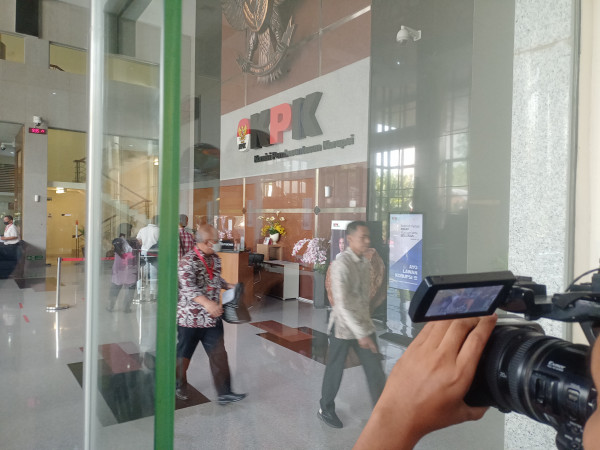 Penampakan Sekjen Kementan Kasdi Subagyono Tiba di Kantor KPK
