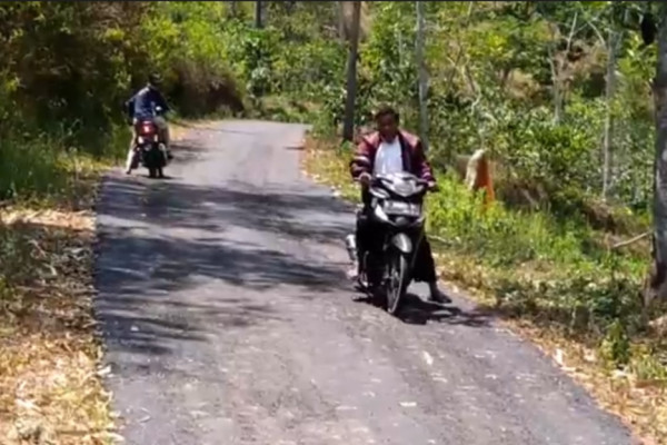 Viral! Aspal Jalan di Kendal Ambyar Sepekan setelah Dikerjakan, Diduga Ada Peran Pendamping Desa
