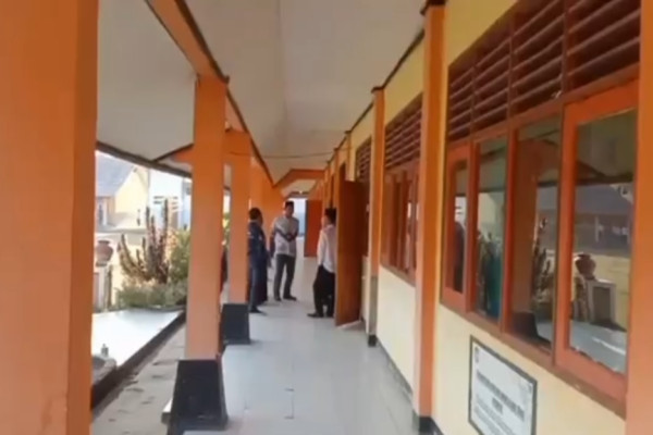 Guru di Sumbawa Barat Dituntut Rp50 Juta Hanya Gara-gara Tegur Siswa Tak Salat