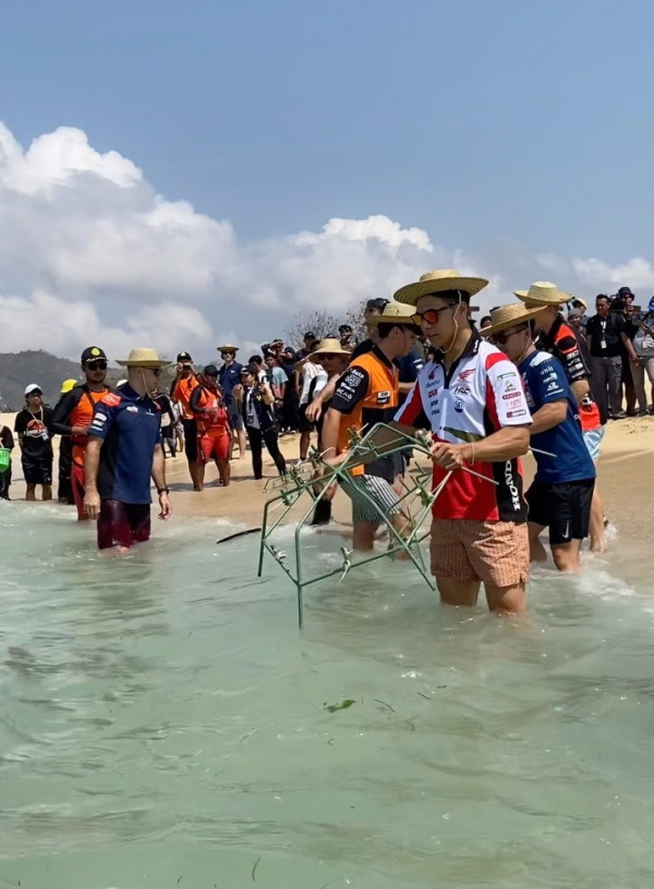 Pembalap MotoGP Bersih-bersih Pantai dan Tanam Terumbu Karang sebelum Turun di Lintasan Sirkuit Mandalika