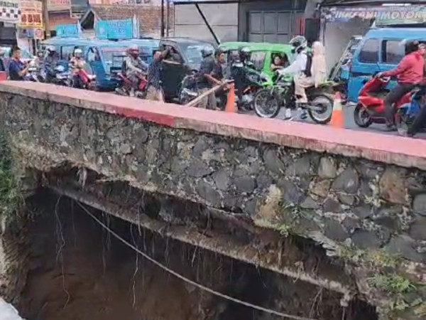 Tebing Jembatan Cigudig di Tajur Bogor Longsor, Jalan Ditutup Sebagian