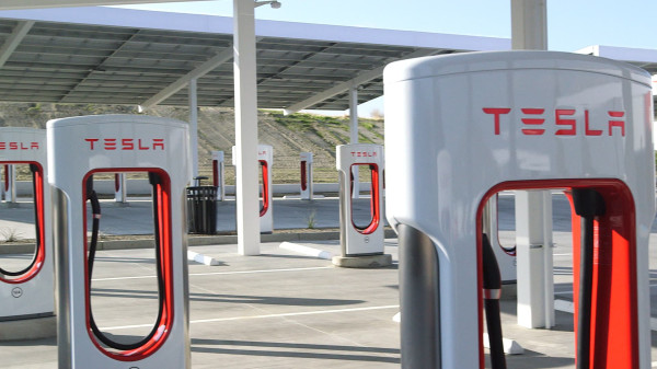 Langkah Elon Musk Gratiskan Tesla Supercharger di Israel Jadi Sorotan