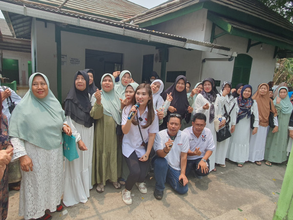 Caleg Perindo Respons Keluhan Warga, Bagikan Beras Premium di Tangsel