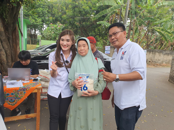 Caleg Perindo Respons Keluhan Warga, Bagikan Beras Premium di Tangsel