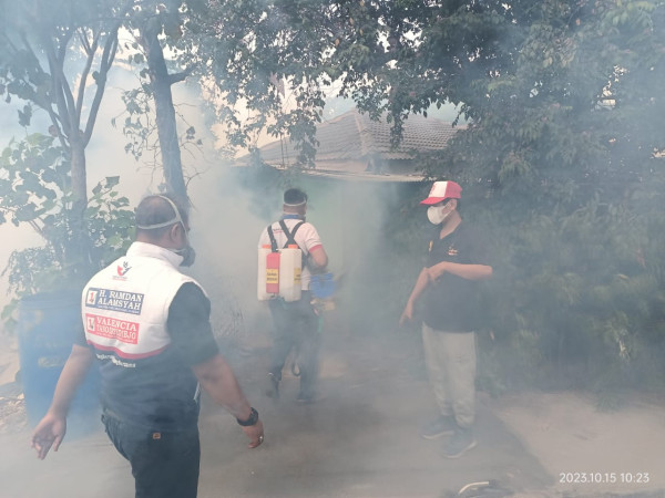 Aksi Nyata, Caleg Perindo Ramdan Alamsyah Kawal Fogging di Meruya Utara
