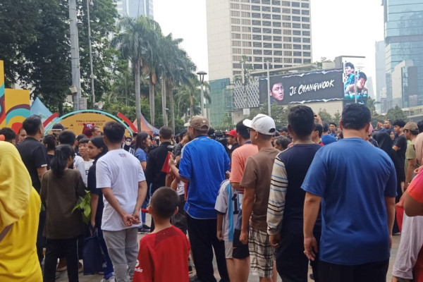 Keseruan Fans Mejeng Bareng Trofi Piala Dunia U-17 2023
