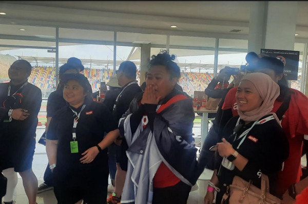 Gokil! Fans Ini Butuh 3 Jam Bikin Kostum Batman untuk Selebrasi Vinales di MotoGP Indonesia 2023