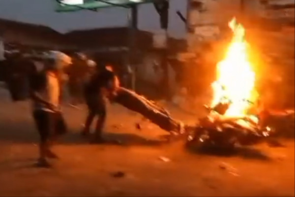Bentrok Muntilan Pecah di 2 Lokasi, 6 Motor Dibakar Massa