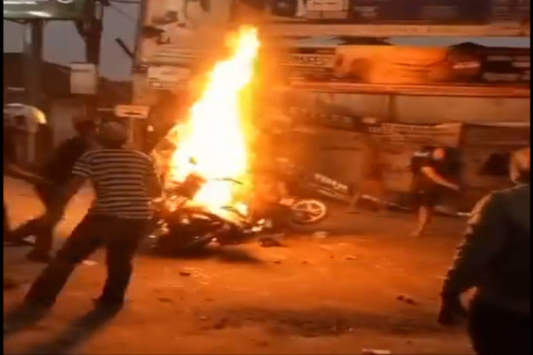 Muntilan Membara! Tawuran Pecah di Jalanan, Sejumlah Motor Dibakar Massa