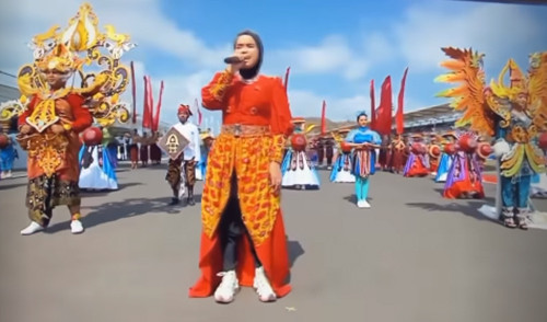 Putri Ariani Lantunkan Indonesia Raya, Sukses Bikin Suasana MotoGP Mandalika Jadi Khidmat