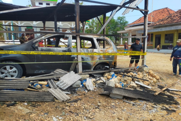 Aksi Teror Resahkan Warga Sampang, Mobil Tokoh Agama Dibakar OTK di Depan Masjid