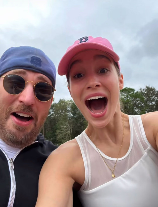 Chris Evans dan Alba Baptista Diam-diam Gelar Pesta Pernikahan 2 Kali