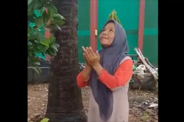 Viral! Emak-emak di Madura Terekam Lakukan Ritual Aneh saat Pertama Kali Turun Hujan
