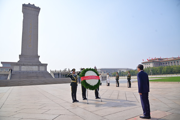 Potret Presiden Jokowi di Monumen Pahlawan Rakyat Beijing China