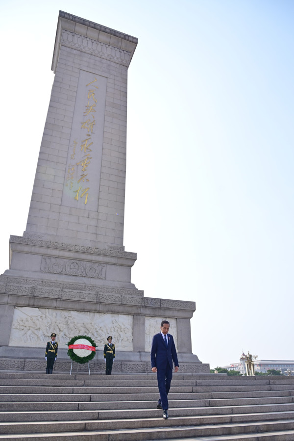 Potret Presiden Jokowi di Monumen Pahlawan Rakyat Beijing China