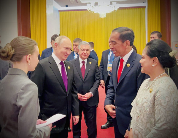Momen Akrab Presiden Jokowi Bertemu Vladimir Putin di Beijing