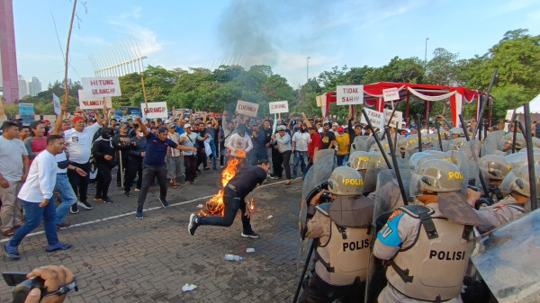 Suasana Mencekam, Polisi Ricuh dengan Pengunjuk Rasa di Jakarta Utara