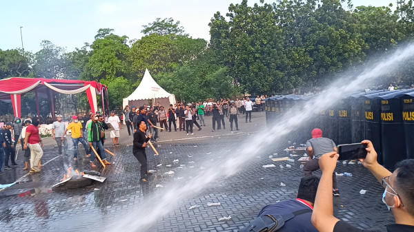 Suasana Mencekam, Polisi Ricuh dengan Pengunjuk Rasa di Jakarta Utara