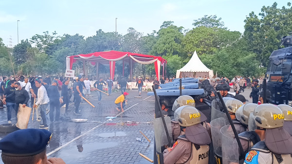Suasana Mencekam, Polisi Ricuh dengan Pengunjuk Rasa di Jakarta Utara